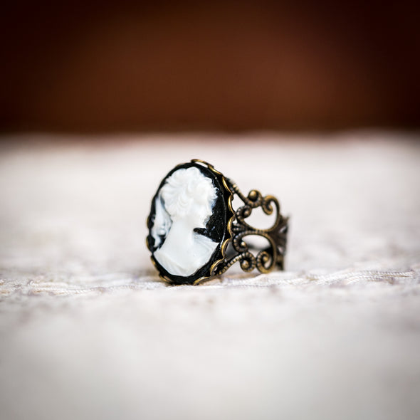 vintage cameo filagree ring, Classic Black with with White Cameo, side view