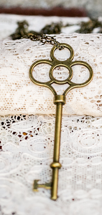 Vintage 2025 key necklace