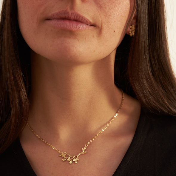 beautiful israeli model wearing a gold branch twig necklaceJPG